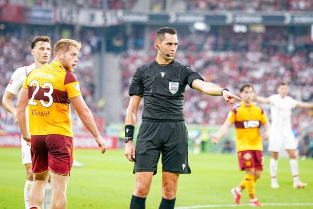 Deutschland: UEFA Conference-League-Qualifikation SC Freiburg vs FC Motherwell - Playoffs 2026 2027, Europa-Park Stadion (Freiburg): Schiedsrichter Andrea Colombo (Italien) Mimik, Gesichtsausdruck, Emotion, Geste, Gestik, Emotion Copyright: xJOERANxSTEINSIEKx