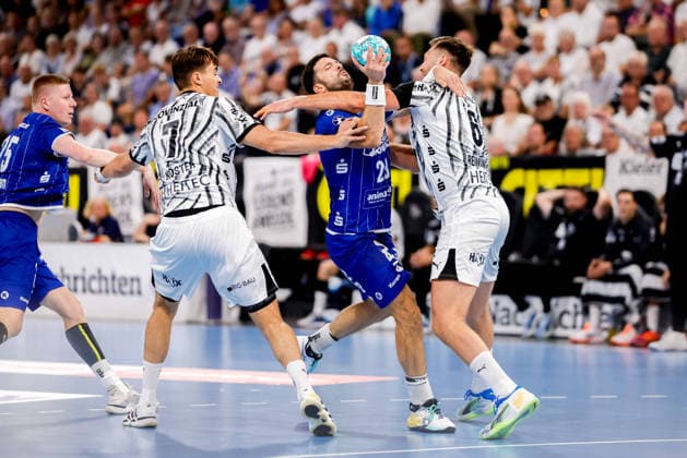 Kiel, 27. August 2026 - Handball, 1. Bundesliga 2026 27, THW Kiel - TBV Lemgo Lippe: Julian Köster (THW Kiel, 7), Tim Suton (TBV Lemgo Lippe, 23), Harald Reinkind (THW Kiel, 6)