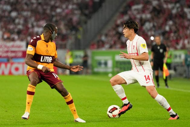UEFA Conference-League-Qualifikation: SC Freiburg vs FC Motherwell, 27.08.2026 Zweikampf zwischen Tawanda Maswanhise (FC Motherwell, 18) und Yuito Suzuki (SC Freiburg, 14) UEFA Conference-League-Qualifikation: SC Freiburg vs FC Motherwell, Europa-Park-Stadion, 27.08.2026 Copyright: xBEAUTIFULxSPORTS Boscox