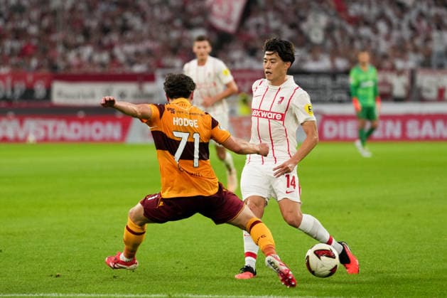 UEFA Conference-League-Qualifikation: SC Freiburg vs FC Motherwell, 27.08.2026 Zweikampf zwischen Joe Hodge (FC Motherwell, 71) und Yuito Suzuki (SC Freiburg, 14) UEFA Conference-League-Qualifikation: SC Freiburg vs FC Motherwell, Europa-Park-Stadion, 27.08.2026 Copyright: xBEAUTIFULxSPORTS Boscox