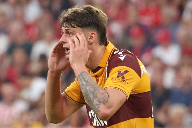 27.08.2026, xrekx, Fussball Conference League Quali, SC Freiburg - FC Motherwell v.l. Seb Palmer-Houlden (Motherwell FC) gibt Anweisungen, gestikuliert, mit den Armen gestikulieren gives instructions, gesticulate enttaeuscht, enttäuscht, schaut enttaeuscht, niedergeschlagen, disappointed Freiburg