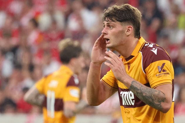 27.08.2026, xrekx, Fussball Conference League Quali, SC Freiburg - FC Motherwell v.l. Seb Palmer-Houlden (Motherwell FC) gibt Anweisungen, gestikuliert, mit den Armen gestikulieren gives instructions, gesticulate enttaeuscht, enttäuscht, schaut enttaeuscht, niedergeschlagen, disappointed Freiburg