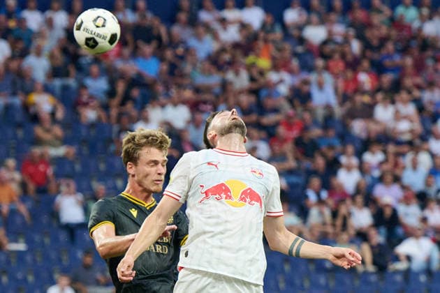 Salzburg, Österreich 27. August 2026: UEFA Europa League - 2026 2027 - Play-offs - Rückspiel - FC Red Bull Salzburg gegen Mjällby AIF Im Bild: v. li. im Zweikampf TMads Enggard (AIF), Dominik Schmid (RB) Red Bull Arena Copyright: xFotostandx xWassmuthx