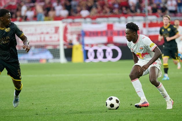 Salzburg, Österreich 27. August 2026: UEFA Europa League - 2026 2027 - Play-offs - Rückspiel - FC Red Bull Salzburg gegen Mjällby AIF Im Bild: v. li. im Zweikampf Tony Miettinen (AIF), Edmund Baidoo (RB) Red Bull Arena Copyright: xFotostandx xWassmuthx