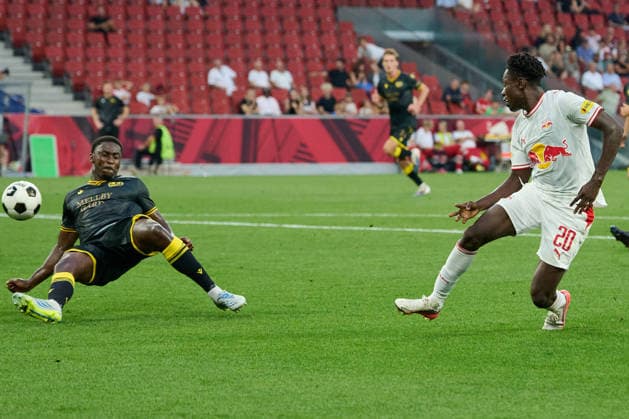 Salzburg, Österreich 27. August 2026: UEFA Europa League - 2026 2027 - Play-offs - Rückspiel - FC Red Bull Salzburg gegen Mjällby AIF Im Bild: v. li. im Zweikampf Tony Miettinen (AIF), Edmund Baidoo (RB) Red Bull Arena Copyright: xFotostandx xWassmuthx