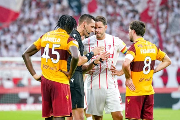 Deutschland: UEFA Conference-League-Qualifikation SC Freiburg vs FC Motherwell - Playoffs 2026 2027, Europa-Park Stadion (Freiburg): Schiedsrichter Andrea Colombo (Italien) mit Christian Günter (SC Freiburg, 30) und Emmanuel Longelo (Motherwell FC, 45) Lukas Fadinger (Motherwell FC, 8) Copyright: xJOERANxSTEINSIEKx