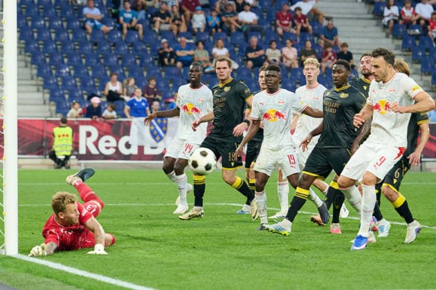 Salzburg, Österreich 27. August 2026: UEFA Europa League - 2026 2027 - Play-offs - Rückspiel - FC Red Bull Salzburg gegen Mjällby AIF Im Bild: Torwart Robin Wallinder (AIF) klaert Red Bull Arena Copyright: xFotostandx xWassmuthx