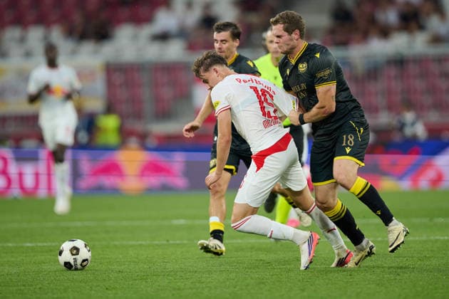 Salzburg, Österreich 27. August 2026: UEFA Europa League - 2026 2027 - Play-offs - Rückspiel - FC Red Bull Salzburg gegen Mjällby AIF Im Bild: Foul von Jacob Bergström Bergstroem (AIF) an Bartosz Mazurek (RB) Red Bull Arena Copyright: xFotostandx xWassmuthx