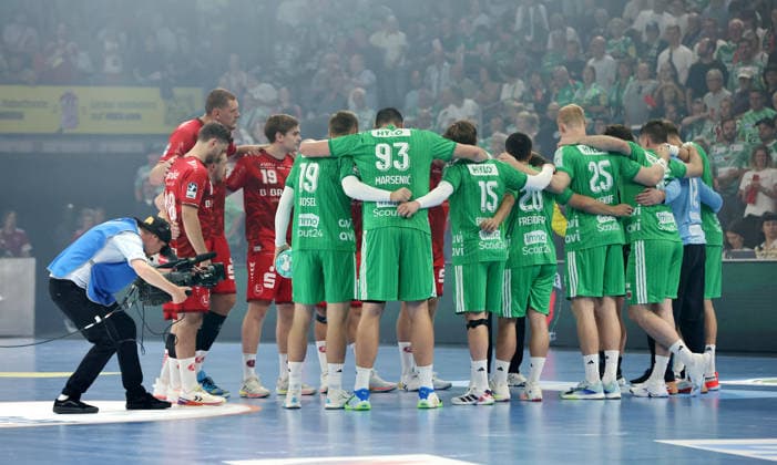 Begrüßung der Mannschaften vor Spielbeginn Handball HBL Bundesliga Herren 1. Spieltag Saison 2026 2027 27.08.2026 Füchse Berlin vs MT Melsungen