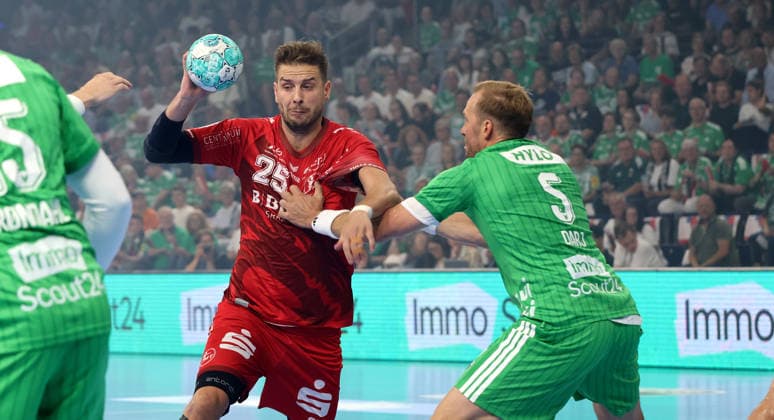 Olle Forsell Schefvert am Ball, Max Darj Zweikampf Spielszene Aktion Handball HBL Bundesliga Herren 1. Spieltag Saison 2026 2027 27.08.2026 Füchse Berlin vs MT Melsungen