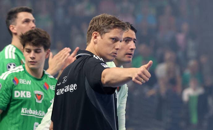 Trainer Nicolej Krickau zeigt Daumen hoch Aktion Oberkörper Handball HBL Bundesliga Herren 1. Spieltag Saison 2026 2027 27.08.2026 Füchse Berlin vs MT Melsungen