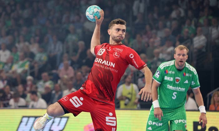 Florian Drosten am Ball, Max Darj Aktion Oberkörper Handball HBL Bundesliga Herren 1. Spieltag Saison 2026 2027 27.08.2026 Füchse Berlin vs MT Melsungen