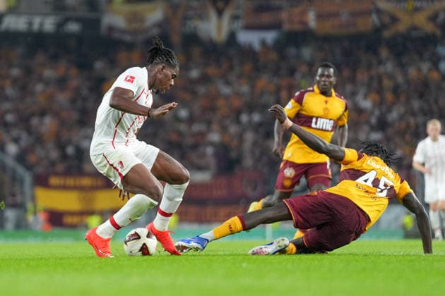 Cyriaque Irià Cyriaque Irie (SC Freiburg, 22) im Zweikampf mit Emmanuel Longelo (Motherwell FC, 45) , Deutschland, Fussball, UEFA Conference League, Play-offs, Rückspiel, 2026 2027, SC Freiburg vs. Motherwell FC, 27.08.2026, Europa-Park Stadion, Freiburg Freiburg Europa-Park Stadion Baden-Württemberg Deutschland Copyright: xArnexAmbergx