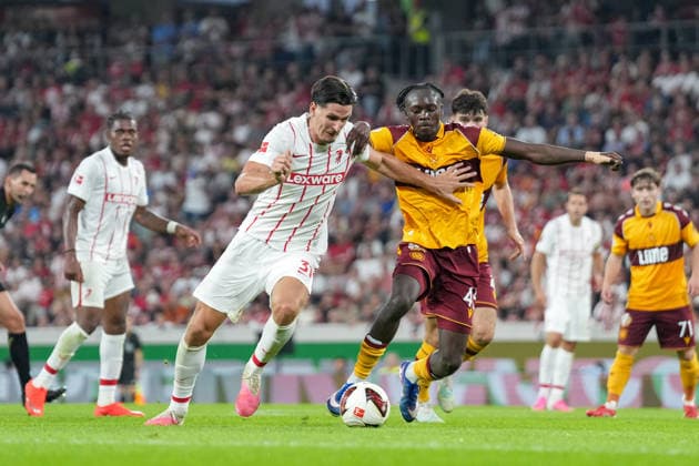 Igor Matanovic (SC Freiburg, 31) im Zweikampf mit Samuel Ngandu (Motherwell FC, 43) , Deutschland, Fussball, UEFA Conference League, Play-offs, Rückspiel, 2026 2027, SC Freiburg vs. Motherwell FC, 27.08.2026, Europa-Park Stadion, Freiburg Freiburg Europa-Park Stadion Baden-Württemberg Deutschland Copyright: xArnexAmbergx