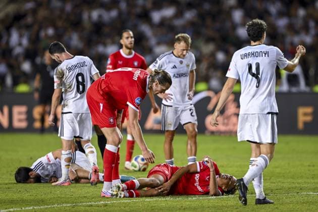 BAKU - (lr) Wout Weghorst of FC Twente and Daouda Weidmann of FC Twente injured on the ground during the UEFA Conference League play-off match between Qarabag FK and FC Twente at the Tofiq Bahramov Republican Stadium on 27 August 2026 in Baku, Azerbaijan. ROMAN ISMAILOV ANP xVIxANPxSportx xxANPxIVx 566383816 originalFilename: 566383816.jpg