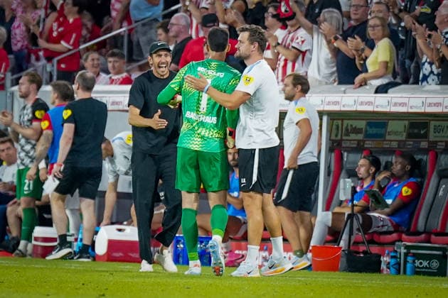 Deutschland: UEFA Conference-League-Qualifikation SC Freiburg vs FC Motherwell - Playoffs 2026 2027, Europa-Park Stadion (Freiburg): Mio Backhaus (SC Freiburg, 1) Freude, Emotionen, Jubel mit Julian Schuster (Trainer, SC Freiburg) Copyright: xJOERANxSTEINSIEKx