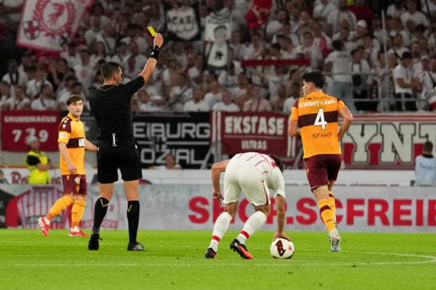 UEFA Conference-League-Qualifikation: SC Freiburg vs FC Motherwell, 27.08.2026 Andrea Colombo (Schiedsrichter) mit der gelben Karte für Jamie Knight-Lebel (FC Motherwell, 4) UEFA Conference-League-Qualifikation: SC Freiburg vs FC Motherwell, Europa-Park-Stadion, 27.08.2026 Copyright: xBEAUTIFULxSPORTS Boscox