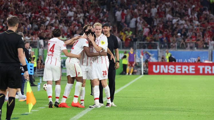 27.08.2026, xrekx, Fussball Conference League Quali, SC Freiburg - FC Motherwell v.l. Torjubel nach dem Tor zum celebrating the goal celebrate 3:1 durch Cyriaque Irie (SC Freiburg) mit Matthias Ginter (SC Freiburg) Julian Schuster, Trainer (SC Freiburg) Freiburg