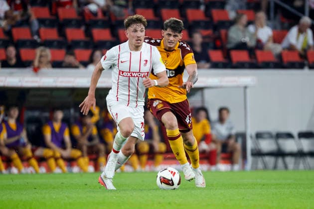 Philipp Treu (SC Freiburg, 29) und Seb Palmer-Houlden (Motherwell FC, 47) im Laufduell , Deutschland, Fussball, UEFA Conference League, Play-offs, 2026 2027, SC Freiburg vs. Motherwell FC, 27.08.2026, Freiburg im Breisgau Europa-Park Stadion Deutschland Copyright: xGrantxHubbsx