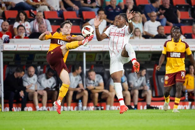 Joe Hodge (Motherwell FC, 71) und Cyriaque Irie (SC Freiburg, 22) im Zweikampf , Deutschland, Fussball, UEFA Conference League, Play-offs, 2026 2027, SC Freiburg vs. Motherwell FC, 27.08.2026, Freiburg im Breisgau Europa-Park Stadion Deutschland Copyright: xGrantxHubbsx