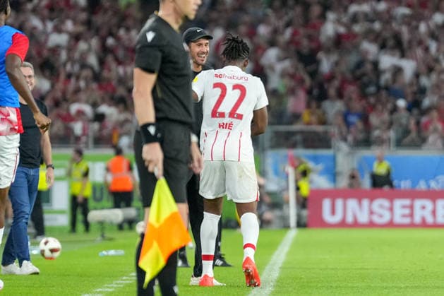 Julian Schuster (SC Freiburg, Trainer) und Cyriaque Irià Cyriaque Irie (SC Freiburg, 22) Torjubel, Emotionen, Torschuss, Abschluss, Torerfolg, Tor, Treffer , Deutschland, Fussball, UEFA Conference League, Play-offs, Rückspiel, 2026 2027, SC Freiburg vs. Motherwell FC, 27.08.2026, Europa-Park Stadion, Freiburg Freiburg Europa-Park Stadion Baden-Württemberg Deutschland Copyright: xArnexAmbergx