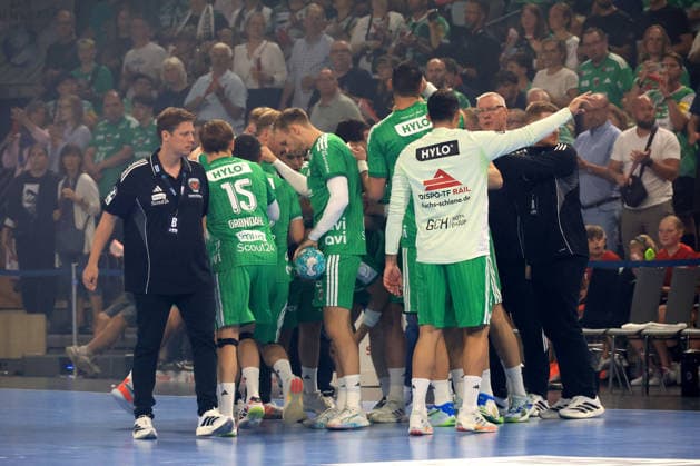 27.08.2026, GER Deutschland, Handball, 1.Bundesliga, 27.08.2026, Saison 2026 2027, Berlin, Fuechse Berlin vs Melsungen Cheftrainer Nicolej Krickau ( Fuechse Berlin ), Fuechse-Spielerkreis Berlin Max-Schmeling-Halle Berlin Deutschland Copyright: xNordphotox xEnglerx