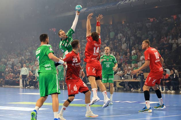 27.08.2026, GER Deutschland, Handball, 1.Bundesliga, 27.08.2026, Saison 2026 2027, Berlin, Fuechse Berlin vs Melsungen Mathias Gidsel ( Fuechse Berlin 19 ), Ben Beekmann ( MT Melsungen 14 ), Olle Forsell Schefvert ( MT Melsungen 25 ) Berlin Max-Schmeling-Halle Berlin Deutschland Copyright: xNordphotox xEnglerx