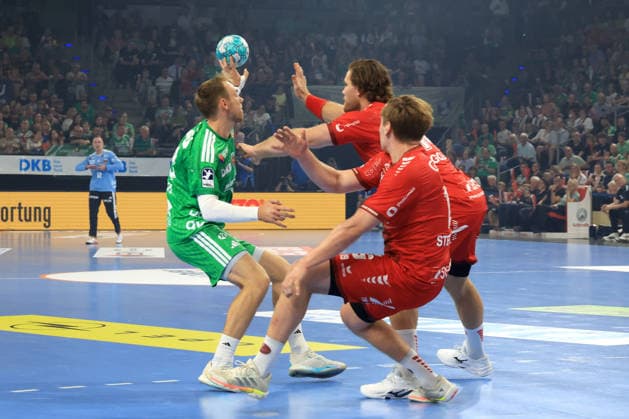 27.08.2026, GER Deutschland, Handball, 1.Bundesliga, 27.08.2026, Saison 2026 2027, Berlin, Fuechse Berlin vs Melsungen Mathias Gidsel ( Fuechse Berlin 19 ), Reynir Thor Stefansson ( MT Melsungen 19 ), Ben Beekmann ( MT Melsungen 14 ) Berlin Max-Schmeling-Halle Berlin Deutschland Copyright: xNordphotox xEnglerx