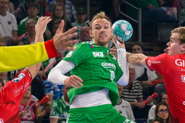 im Bild v.l.: Mathias Gidsel (Fuechse Berlin, 19), Zweikampf, Action, Kampf, kaempft um den Ball, GER, Berlin, Handball, Fuechse Berlin vs MT Melsungen, in der Max-Schmeling-Halle, 27.08.2026, Copyright: HMBxMedia UwexKoch