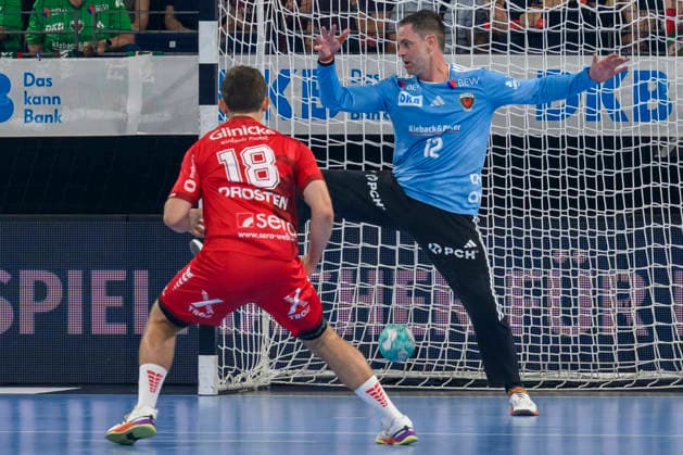 im Bild v.l.: Florian Drosten (MT Melsungen, 18), Andreas Palicka (Fuechse Berlin, 12), Zweikampf, Action, Kampf, kaempft um den Ball, GER, Berlin, Handball, Fuechse Berlin vs MT Melsungen, in der Max-Schmeling-Halle, 27.08.2026, Copyright: HMBxMedia UwexKoch