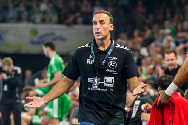 im Bild v.l.: Roberto Garcia - TR (MT Melsungen, Trainer), traurig, deprimiert, sauer, GER, Berlin, Handball, Fuechse Berlin vs MT Melsungen, in der Max-Schmeling-Halle, 27.08.2026, Copyright: HMBxMedia UwexKoch