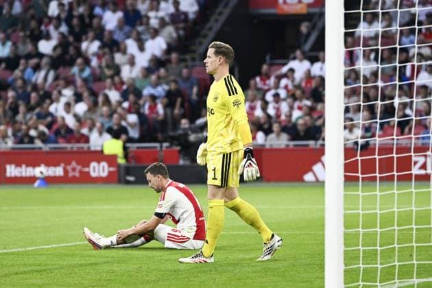 AMSTERDAM - Youri Regeer of Ajax, Ajax goalkeeper Marc-AndrÃ ter Stegen (lr) react after a 1-1 draw during the UEFA Conference League match between AFC Ajax and Sion at the Johan Cruijff ArenA on August 27, 2026 in Amsterdam, the Netherlands. OLAF KRAAK ANP xVIxANPxSportx xxANPxIVx 566384590 originalFilename: 566384590.jpg