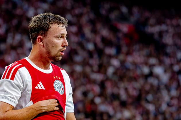 AMSTERDAM AFC Ajax Amsterdam midfielder Youri Regeer is forced off with an injury during the UEFA Conference League match at the Johan Cruijff ArenA on 27 August 2026 in Amsterdam, the Netherlands. (Photo by DeFodi Images) -