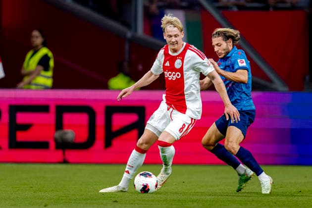 AMSTERDAM AFC Ajax Amsterdam midfielder Julian Brandt and FC Sion defender Numa Lavanchy during the UEFA Conference League at the Johan Cruijff ArenA on 27 August 2026 in Amsterdam, the Netherlands. (Photo by DeFodi Images) -
