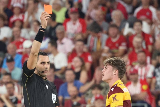 27.08.2026, xrekx, Fussball Conference League Quali, SC Freiburg - FC Motherwell v.l. Schiedsrichter Referee: Andrea Colombo Jake Girdwood-Reich (Motherwell FC) Rote Karte erhalten, Received a red card Freiburg
