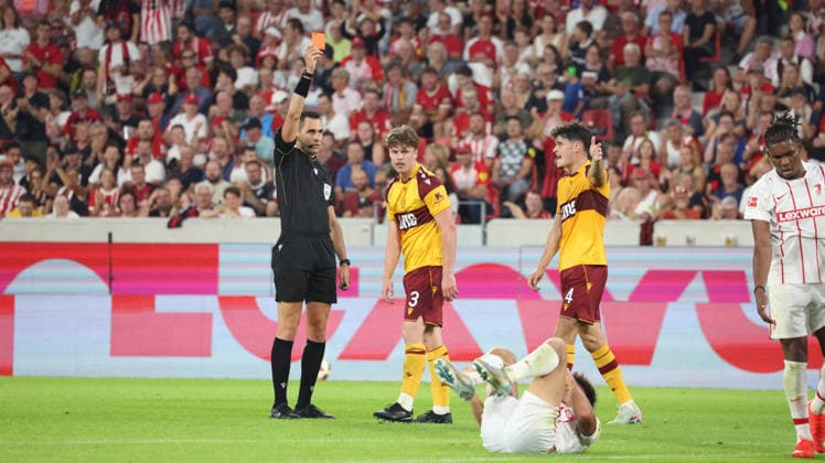 27.08.2026, xrekx, Fussball Conference League Quali, SC Freiburg - FC Motherwell v.l. Schiedsrichter Referee: Andrea Colombo Jake Girdwood-Reich (Motherwell FC) Rote Karte erhalten, Received a red card Freiburg