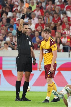 27.08.2026, xrekx, Fussball Conference League Quali, SC Freiburg - FC Motherwell v.l. Schiedsrichter Referee: Andrea Colombo Jake Girdwood-Reich (Motherwell FC) Rote Karte erhalten, Received a red card Freiburg