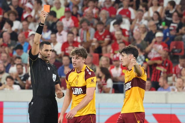 27.08.2026, xrekx, Fussball Conference League Quali, SC Freiburg - FC Motherwell v.l. Schiedsrichter Referee: Andrea Colombo Jake Girdwood-Reich (Motherwell FC) Rote Karte erhalten, Received a red card Jamie Knight-Lebel (Motherwell FC) gibt Anweisungen, gestikuliert, mit den Armen gestikulieren gives instructions, gesticulate Freiburg