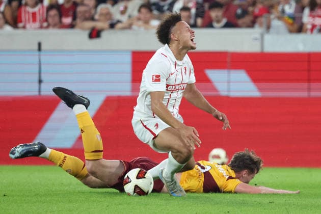 27.08.2026, xrekx, Fussball Conference League Quali, SC Freiburg - FC Motherwell v.l. Schiedsrichter Referee: Andrea Colombo Jake Girdwood-Reich (Motherwell FC) Rote Karte erhalten, Received a red card Derry Scherhant (SC Freiburg) Freiburg
