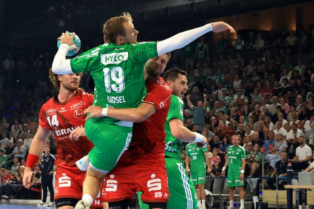 27.08.2026, GER Deutschland, Handball, 1.Bundesliga, 27.08.2026, Saison 2026 2027, Berlin, Fuechse Berlin vs Melsungen Mathias Gidsel ( Fuechse Berlin 19 ), Olle Forsell Schefvert ( MT Melsungen 25 ) Berlin Max-Schmeling-Halle Berlin Deutschland *** August 27, 2026, GER Germany, Handball, 1st Bundesliga, August 27, 2026, 2026–2027 season, Berlin, Fuechse Berlin vs. Melsungen, Mathias Gidsel (Fuechse Berlin 19), Olle Forsell Schefvert (MT Melsungen 25), Berlin, Max Schmeling Hall, Berlin, Germany Copyright: xNordphotox xEnglerx
