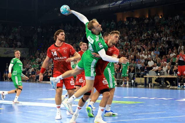27.08.2026, GER Deutschland, Handball, 1.Bundesliga, 27.08.2026, Saison 2026 2027, Berlin, Fuechse Berlin vs Melsungen Mathias Gidsel ( Fuechse Berlin 19 ), Olle Forsell Schefvert ( MT Melsungen 25 ) Berlin Max-Schmeling-Halle Berlin Deutschland Copyright: xNordphotox xEnglerx