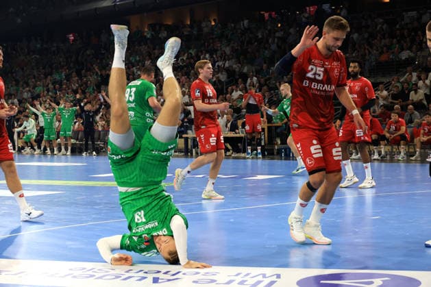 27.08.2026, GER Deutschland, Handball, 1.Bundesliga, 27.08.2026, Saison 2026 2027, Berlin, Fuechse Berlin vs Melsungen Mathias Gidsel ( Fuechse Berlin 19 ), Jubel, jubelt, Freude, Glueck, gluecklich, positive Emotionen, Handstand Berlin Max-Schmeling-Halle Berlin Deutschland Copyright: xNordphotox xEnglerx