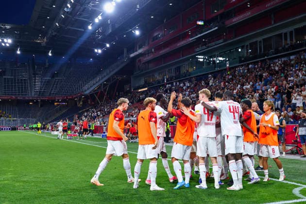 SOCCER - UEFA EL, RBS vs Mjaellby SALZBURG,AUSTRIA,27.AUG.26 - SOCCER - UEFA Europa League, play-off, Red Bull Salzburg vs Mjaellby AIF. Image shows the rejoicing of scorer Karim Konate (RBS) with his teammates.  GEPAxpictures xDavidxGeieregger