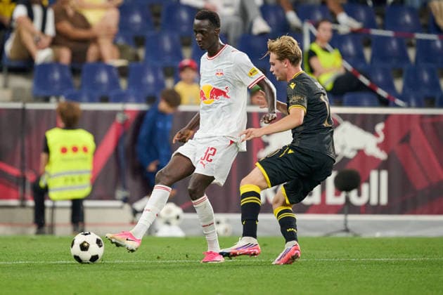 Salzburg, Österreich 27. August 2026: UEFA Europa League - 2026 2027 - Play-offs - Rückspiel - FC Red Bull Salzburg gegen Mjällby AIF Im Bild: v. li. im Zweikampf Abubakr Barry (RB), Jeppe Kjaer (AIF) Red Bull Arena Copyright: xFotostandx xWassmuthx
