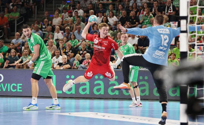 Mijajlo Marsenic, Reynir Thor Stefansson am Ball, Torwart Andreas Palicka Zweikampf Spielszene Aktion Handball HBL Bundesliga Herren 1. Spieltag Saison 2026 2027 27.08.2026 Füchse Berlin vs MT Melsungen
