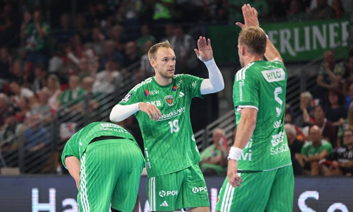 Mathias Gidsel klatscht ab mit Max Darj Aktion Oberkörper Handball HBL Bundesliga Herren 1. Spieltag Saison 2026 2027 27.08.2026 Füchse Berlin vs MT Melsungen