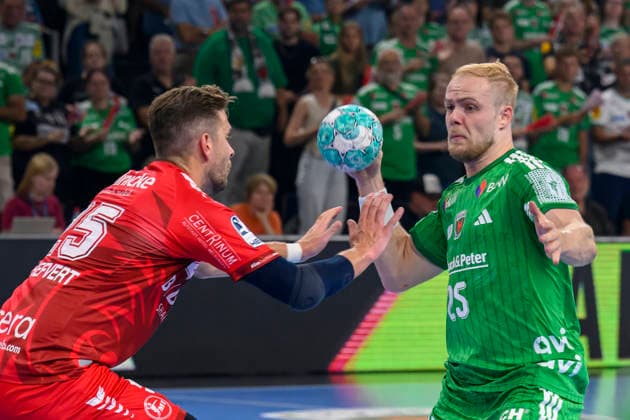 im Bild v.l.: Olle Forsell-Schefvert (MT Melsungen, 25), Matthes Langhoff (Fuechse Berlin, 25), Zweikampf, Action, Kampf, kaempft um den Ball, GER, Berlin, Handball, Fuechse Berlin vs MT Melsungen, in der Max-Schmeling-Halle, 27.08.2026, Copyright: HMBxMedia UwexKoch