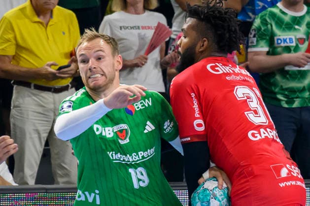 im Bild v.l.: Mathias Gidsel (Fuechse Berlin, 19), Dariel Garcia Rivera (MT Melsungen, 31), Zweikampf, Action, Kampf, kaempft um den Ball, GER, Berlin, Handball, Fuechse Berlin vs MT Melsungen, in der Max-Schmeling-Halle, 27.08.2026, Copyright: HMBxMedia UwexKoch
