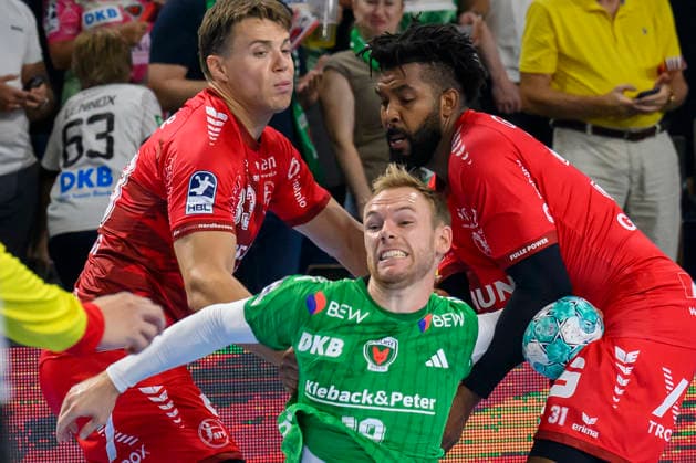im Bild v.l.: Aaron Mensing (MT Melsungen, 33), Mathias Gidsel (Fuechse Berlin, 19), Dariel Garcia Rivera (MT Melsungen, 31), Zweikampf, Action, Kampf, kaempft um den Ball, GER, Berlin, Handball, Fuechse Berlin vs MT Melsungen, in der Max-Schmeling-Halle, 27.08.2026, Copyright: HMBxMedia UwexKoch