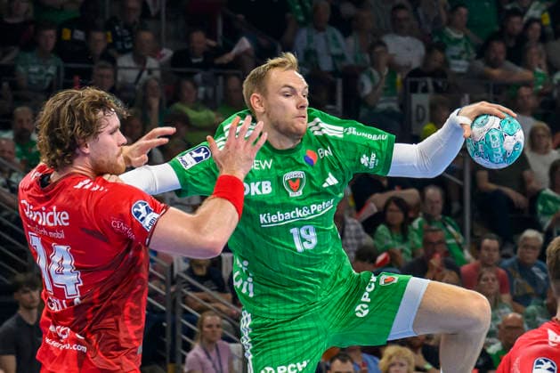 im Bild v.l.: Johannes Golla (MT Melsungen, 14), Mathias Gidsel (Fuechse Berlin, 19),Zweikampf, Action, Kampf, kaempft um den Ball, GER, Berlin, Handball, Fuechse Berlin vs MT Melsungen, in der Max-Schmeling-Halle, 27.08.2026, Copyright: HMBxMedia UwexKoch